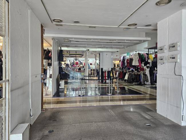 서울 동대문패션타운 쇼핑몰 ‘굿모닝시티’ 1층으로 2층에 있던 매장들까지 이전하게 했지만 3분의 1가량이 비어 있다.