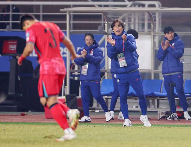 20일 경기도 고양종합운동장에서 열린 2026 북중미 월드컵 아시아 3차 예선 B조 7차전 대한민국과 오만의 경기. 홍명보 감독이 중거리 슛을 시도한 이태석을 향해 격려의 박수를 보내고 있다.