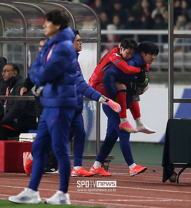 ▲ 충격적인 무승부만큼 뼈아픈 상황이 있었다. 바로 이강인의 부상이다. 이강인은 이날 경기를 벤치에서 시작한 뒤, 전반 38분 백승호와 교체되며 그라운드를 밟았다. ⓒ곽혜미 기자