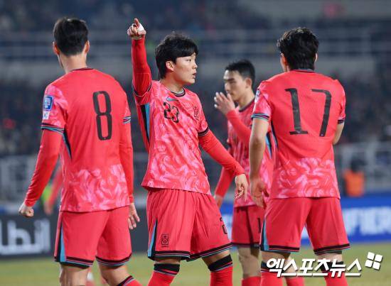 일본 매체 풋볼채널이 21일 한국이 오만에게 덜미를 잡힌 소식을 전하면서 한국의 2026 국제축구연맹(FIFA) 북중미 월드컵 본선 도전이 삐걱거린 것에 대한 한국의 반응을 소개했다. 고양, 고아라 기자