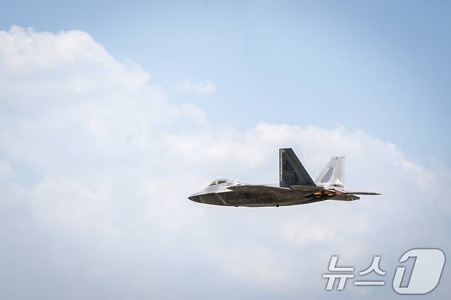 한미 공군이 26일 현존 '세계 최강' 전투기로 평가받는 미 공군의 F-22 '랩터' 스텔스 전투기가 참가한 가운데 한미 연합공중훈련 '쌍매훈련'을 실시했다. 미 공군의 F-22 전투기가 오산기지에서 이륙하고 있다. (공군 제공) 2024.6.26/뉴스1
