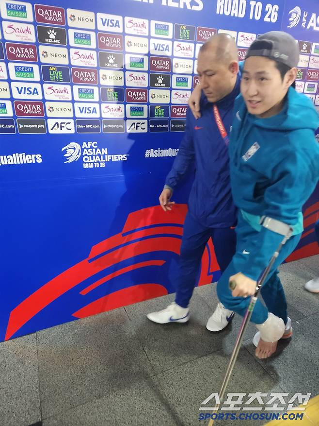 ◇목발을 하고 경기장을 빠져나가는 이강인. 김가을 기자