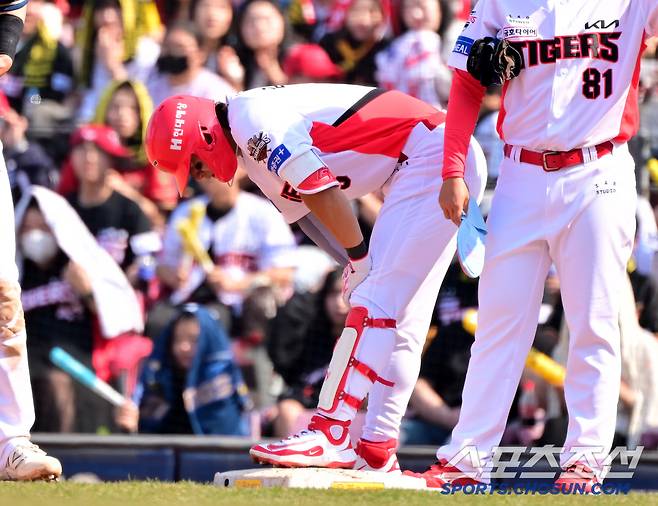 22일 광주KIA챔피언스필드에서 열린 NC와 KIA의 개막전, 3회말 KIA 김도영이 안타를 치고 1루에 나서다 다리통증을 호소하고 있다. 김도영은 윤도현과 교체됐다. 광주=허상욱 기자wook@sportschosun.com/2025.03.22/