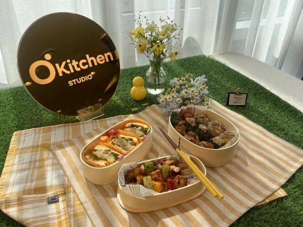 19일 기자가 오뚜기 제품을 활용해 만든 참치 구슬 주먹밥, 직화 닭다리살 꼬치, 고기완자 미니 버거. 한예주 기자