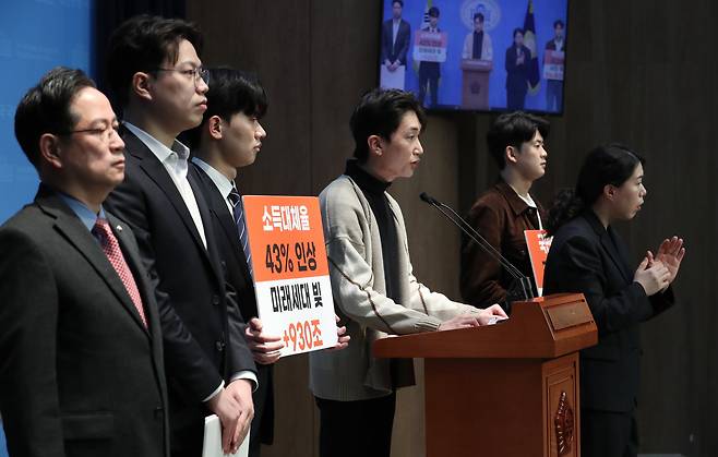 박수영 국민의힘 의원(맨 왼쪽)과 연금개혁청년행동 회원들이 21일 오전 서울 여의도 국회 소통관에서 ‘연금 개혁 법안 통과 규탄’ 기자회견을 열고 있다. 손영광(왼쪽에서 둘째) 연금개혁청년행동 대표는 “청년들과 미래 세대 입장을 대표해 납득할 수 없는 연금 개악 입법을 강행한 여야를 강력하게 규탄한다”고 밝혔다./남강호 기자