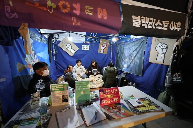 문화단체 활동가들이 3월17일 밤 서울 경복궁역 앞 천막 농성장에서 대통령 윤석열 파면을 촉구하는 농성을 하고 있다. 류우종 기자 wjryu@hani.co.kr