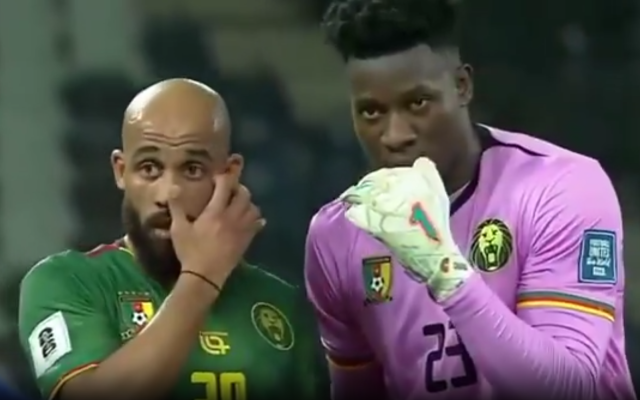 안드레 오나나가 상대 진영까지 넘어가 프리킥에 대해 이야기를 나누고 있다./중계화면