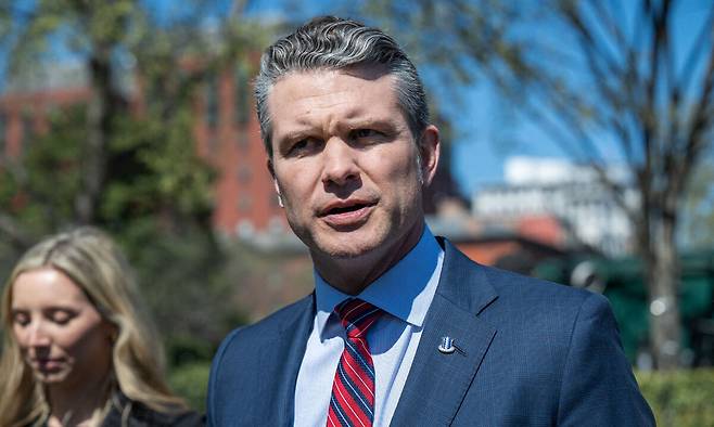 피트 헤그세스 미국 국방부 장관이 21일(현지시간) 백악관 앞에서 취재진과 만나 일문일답을 나누고 있다. AFP연합뉴스