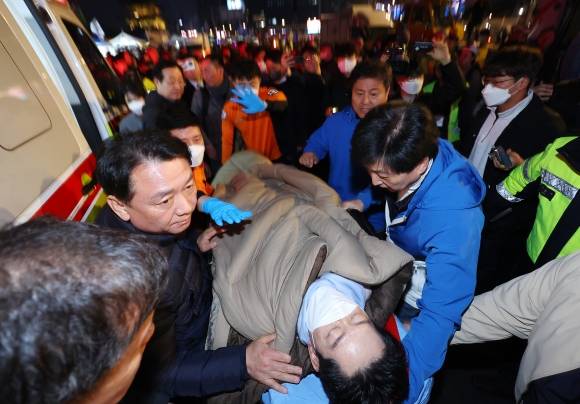 22일 윤석열 대통령 파면을 촉구하며 14일째 단식을 이어가던 김경수 전 경남도지사가 건강 악화로 병원으로 이송되고 있다. 2025.3.22 연합뉴스