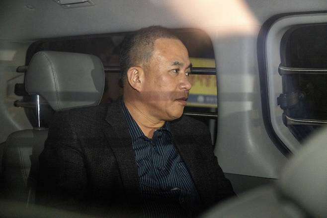 윤석열·김건희 공천개입 의혹, 미래한국연구소 불법 여론조사 의혹 등의 핵심 인물인 명태균씨가 2024년 11월14일 오후 창원지법에서 열린 구속 전 피의자심문(영장실질심사)을 마치고 창원구치소로 향하고 있다. ⓒ시사IN 조남진