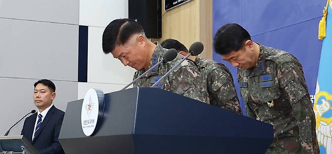 3월10일 이영수 공군참모총장이 서울 용산 국방부 브리핑룸에서 KF-16 오폭 사고와 관련해 고개 숙여 사과하고 있다. ⓒ뉴시스