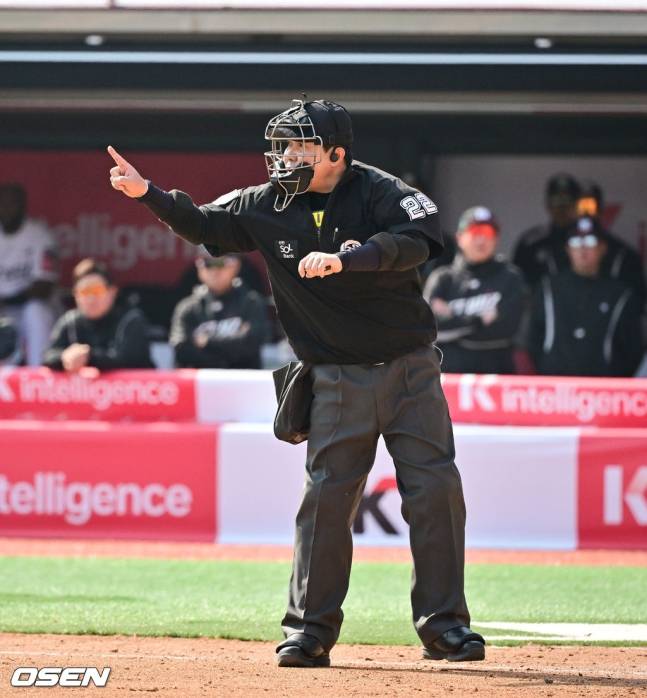 박근영 심판이 22일 수원 한화-KT전에서 3회말 한화 코디 폰세에게 피치클락 위반을 알리고 있다.