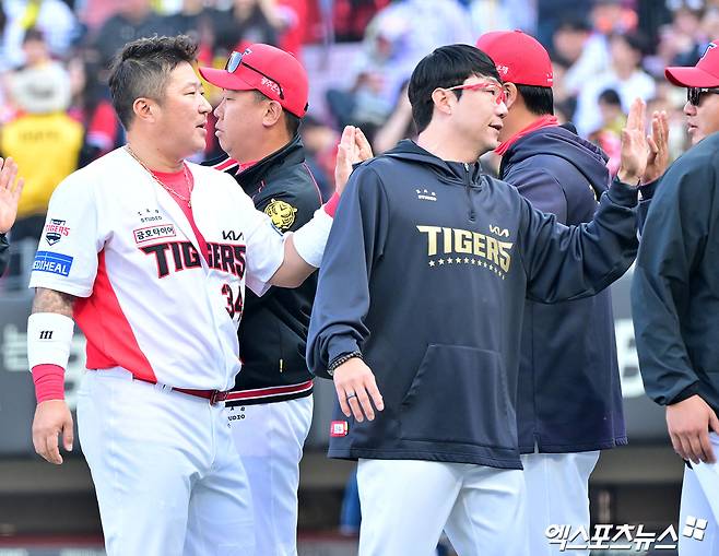 22일 오후 광주기아챔피언스필드에서 열린 '2025 신한 SOL Bank KBO리그' NC 다이노스와 KIA 타이거즈의 개막전 경기, KIA가 8회에만 8점을 몰아치며 NC에 9:2 승리를 거뒀다. 이날 경기에서 승리한 KIA 이범호 감독이 최형우와 하이파이브를 하고 있다. 광주, 김한준 기자