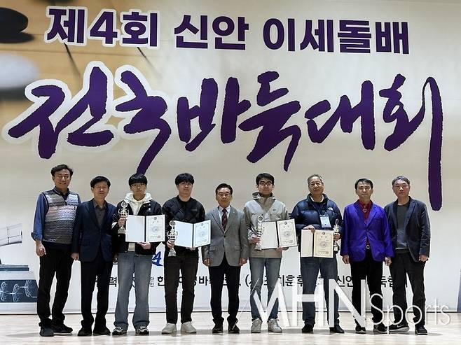 전국최강부와 전국시니어·여성부 우승·준우승자들이 대회 관계자들과 함께 기념사진을 찍고 있다.(사진=신안군에서 MHN스포츠 엄민용 선임기자)