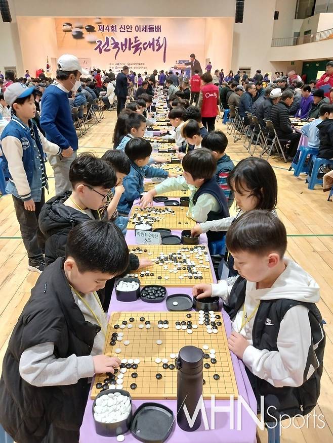 바둑 꿈나무들이 바둑 삼매경에 빠져 있다.(사진=신안군에서 MHN스포츠 엄민용 선임기자)