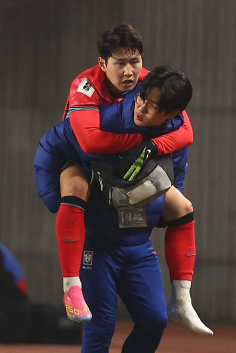 업혀 나가는 이강인
(고양=연합뉴스) 서대연 기자 = 20일 경기도 고양종합운동장에서 열린 2026 북중미 월드컵 아시아 3차 예선 B조 7차전 대한민국과 오만의 경기에서 부상으로 교체된 이강인이 업혀 나가고 있다. 2025.3.20
