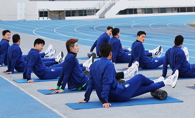 회복훈련 하는 축구 국가대표팀
(용인=연합뉴스) 홍기원 기자 = 2026 북중미 월드컵 아시아 3차 예선 B조 8차전 요르단전을 앞둔 축구 국가대표팀이 22일 경기도 용인시 처인구 미르스타디움에서 회복훈련을 하고 있다. 2025.3.22