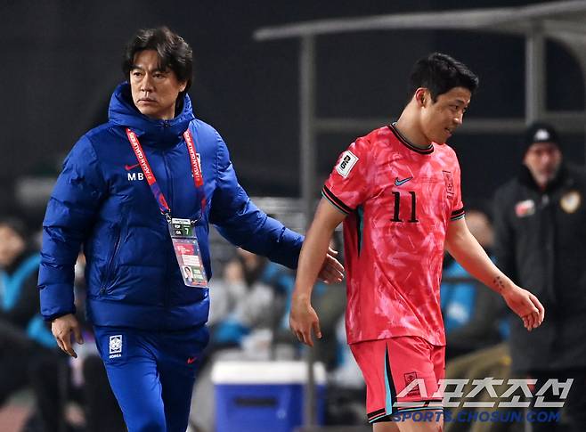 20일 고양종합운동장에서 열린 대한민국과 오만의 2026 북중미 월드컵 아시아지역 3차 예선, 후반 교체아웃된 황희찬이 홍명보 감독의 격려를 받고 있다. 고양=허상욱 기자wook@sportschosun.com/2025.03.20/