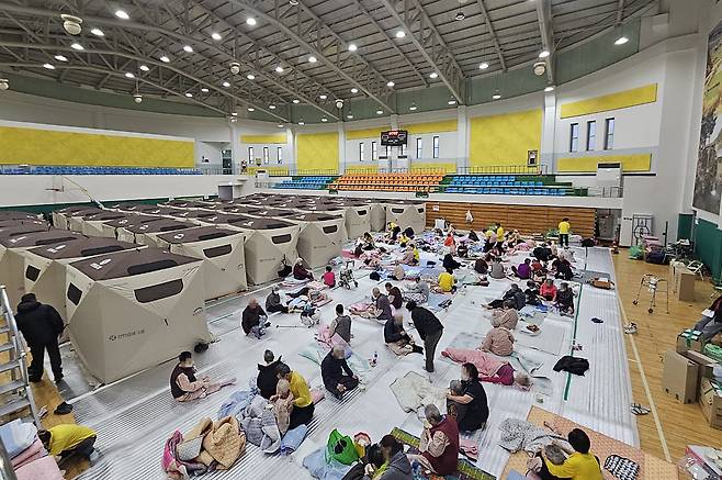 23일 경북 의성군 의성실내체육관에 산불 이재민들이 대피해 있다. /연합뉴스