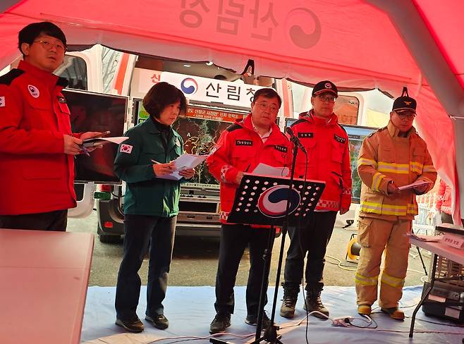 박명균 경남도 행정부지사가 23일 산청군 산불 현장통합지휘본부에서 브리핑을 하고 있다. /뉴스1