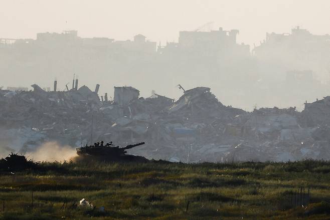 2025년 3월19일 이스라엘군 탱크가 팔레스타인 땅 가자지구에서 어디론가 향하고 있다. REUTERS 연합뉴스