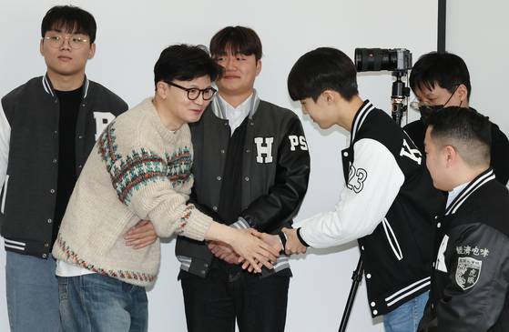 한동훈 전 국민의힘 대표가 6일 서울 서대문구 코지모임공간 신촌점에서 열린 2025 대학생시국포럼 백문백답 토론회에 참석하며 학생들과 인사하고 있다. 뉴스1