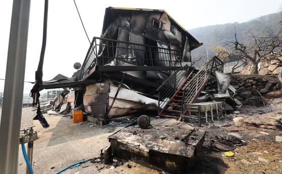 화마가 휩쓸고 지나간 23일 경남 산청군 시천면 중태마을의 한 건물이 무너져 내려 마치 폭격을 맞은 듯한 모습을 하고 있다. 송봉근 기자