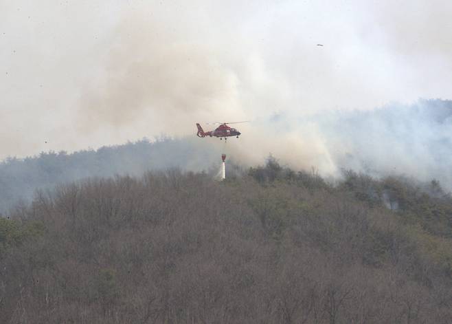 23일 경북 의성군에서 산불이 발생해 헬기가 화재를 진화하고 있다./ 사진=뉴스1
