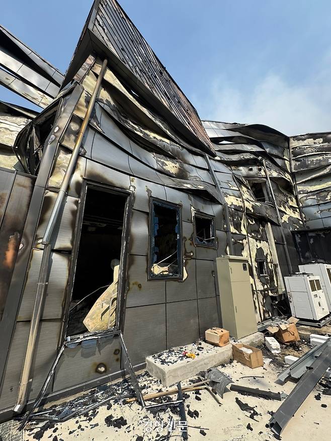 23일 경북 의성군 의성읍 한 농업회사법인 건물이 불에 탄 채 방치돼 있다. 백경열 기자