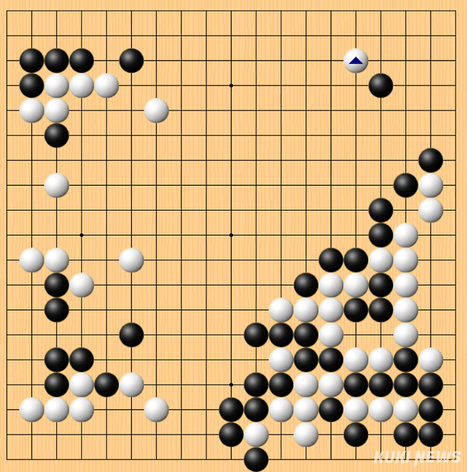 우상귀 백 세모 자리로 둔 수가 신진서 9단이 선정한 이창호 9단의 ‘AI 같은’ 한 수. 신 9단은 “보자마자 좋은 수라는 생각이 들었다”면서 “실제로 인공지능 ‘블루 스팟’이었다”고 설명했다. 이영재 기자