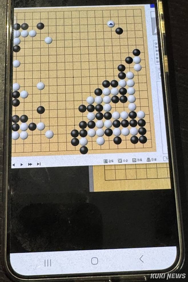 신진서 9단의 스마트폰 화면. 신 9단은 19일 쿠키뉴스와 인터뷰에서 이창호 9단의 수법 중 감탄한 수에 대해 설명했다. 이영재 기자