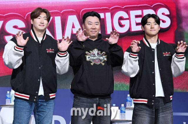 KIA 타이거즈 나성범, 이범호 감독, 김도영(왼쪽부터)이 20일 오후 서울 잠실 롯데호텔 월드에서 진행된 '2025 프로야구 KBO 미디어데이'에서 포토타임을 갖고 있다. 올시즌에는 맞춤형 피치클락 도입, 연장전 이닝 축소(12회→11회), 비디오판독 대상 확대 등 리그의 공정성을 강화하고 박진감 넘치는 경기를 선보이기 위한 다양한 조치들이 이루어 진다. 2025 KBO리그는 22일 오후 2시 잠실, 문학, 수원, 대구, 광주 등 5개 구장에서 일제히 개막한다./잠실=유진형 기자 zolong@mydaily.co.kr