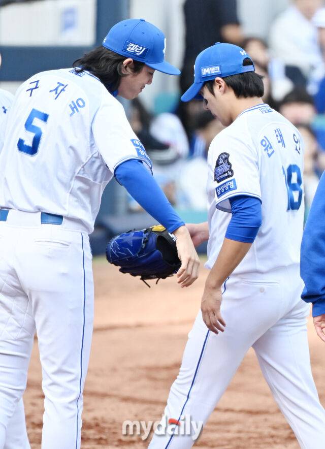 26일 오후 대구광역시 연호동 대구삼성라이온즈파크 에서 진행된 '2024 프로야구 KBO리그 포스트시즌' 한국시리즈 4차전 삼성라이온즈와 KIA타이거즈의 경기. 삼성 구자욱이 2회초를 무실점으로 막은 원태인을 격려하고 있다./마이데일리