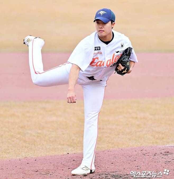 한화 이글스 신인 투수 정우주가 구단 자체 청백전에 등판해 투구하고 있다. 엑스포츠뉴스 DB