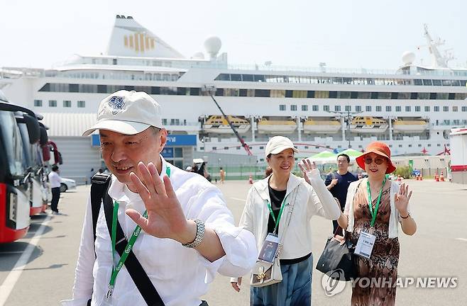 크루즈 타고 6년만에 부산 찾은 중국 관광객 (부산=연합뉴스) 손형주 기자 = 12일 오전 부산항국제여객터미널에 입항한 중국 상하이발 크루즈선 '블루 드림 멜로디호'(4만 2천t, 승객정원 1천200명, 길이 202m)에서 내린 중국 단체 관광객들이 버스 탑승을 위해 이동하며 손을 흔들고 있다. 중국 크루즈가 부산항에 들어오는 것은 2018년 중국의 단체 관광 금지 이후 6년 4개월 만이다. 2024.6.12 handbrother@yna.co.kr