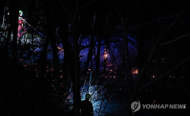 야간까지 이어지는 산불 진화작업 (산청=연합뉴스) 김동민 기자 = 경남 산청에서 발생한 대형 산불이 이틀째로 접어든 22일 산청군 산불 현장에서 야간 산불 진화작업이 이어지고 있다. 2025.3.22 image@yna.co.kr