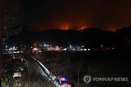 울주 산불 현장 (울산=연합뉴스) 장지현 기자 = 22일 밤 울산 울주군 온양읍 운화리 야산에서 발생한 산불 현장에서 야간 진화 작업이 계속되고 있다. 2025.3.22