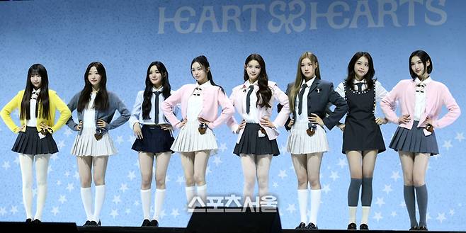 걸그룹 하츠투하츠(Hearts2Hearts) 예원, 스텔라,유하,이안,에이나,주은,카르멘,지우(왼쪽부터)가 24일 서울 광진구 예스24라이브홀에서 열린 첫 싱글 ‘더 체이스(The Chase)’ 발매 기념 미디어 쇼케이스에서 포토타임을 갖고 있다. 사진 | 최승섭기자