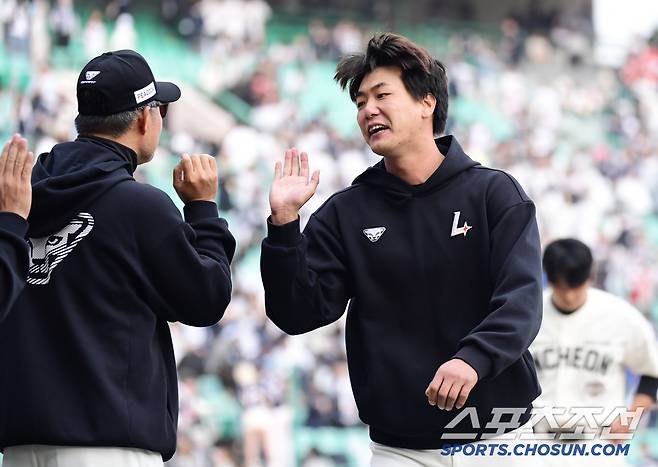 23일 인천 SSG랜더스필드에서 KBO리그 SSG와 두산의 경기가 열렸다. SSG가 두산에 이틀 연속 승리했다. 경기 종료 후 이숭용 감독과 하이파이브를 나누고 있는 김광현. 인천=송정헌 기자songs@sportschosun.com/2025.03.23/