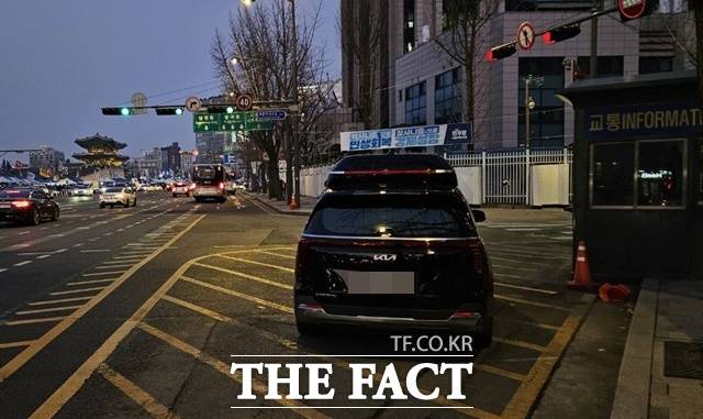 더불어민주당 등 야권이 헌법재판소의 윤석열 대통령 탄핵 선고를 촉구하며 연일 광화문에서 장외집회를 이어가면서 국회의원들 차량의 불법주차로 몸살을 앓고 있다. 지난 19일 광화문 일대에 위치한 '안전지대'에 국회의원 차량이 불법 주차돼 있다. /광화문=서다빈 기자