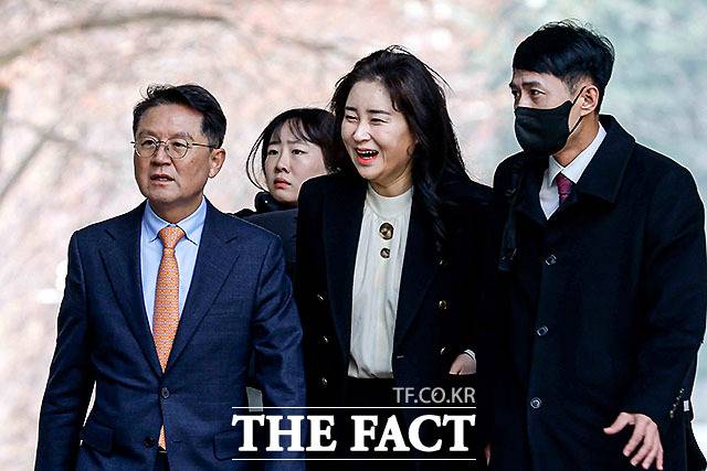 윤석열 대통령 측 변호인 윤갑근 변호사(왼쪽)와 김계리 변호사를 비롯한 변호인단이 24일 서울 서초구 서울중앙지방법원에서 열린 윤 대통령 내란수괴 혐의 2차 공판준비기일에 출석하고 있다. /사진공동취재단