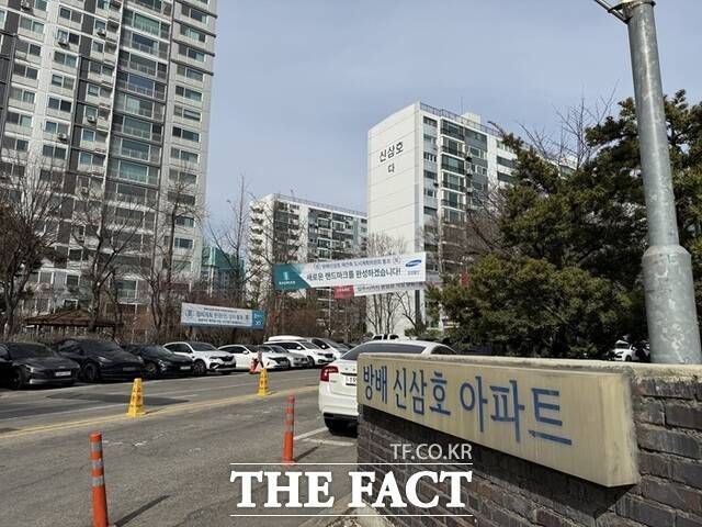 방배신삼호 재건축 조합이 지난 21일 진행한 시공사 선정 현장설명회에는 삼성물산, 현대건설, 대우건설, HDC현대산업개발, 포스코이앤씨, 롯데건설, 효성중공업, 금호건설, 진흥기업 등 9개 건설사가 참여했다. /황준익 기자