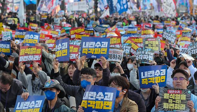 윤석열 대통령 탄핵을 촉구하는 시민들이 22일 오후 서울 종로구 광화문 동십자각 일대에서 탄핵 촉구 집회를 하고 있다. /박성원 기자