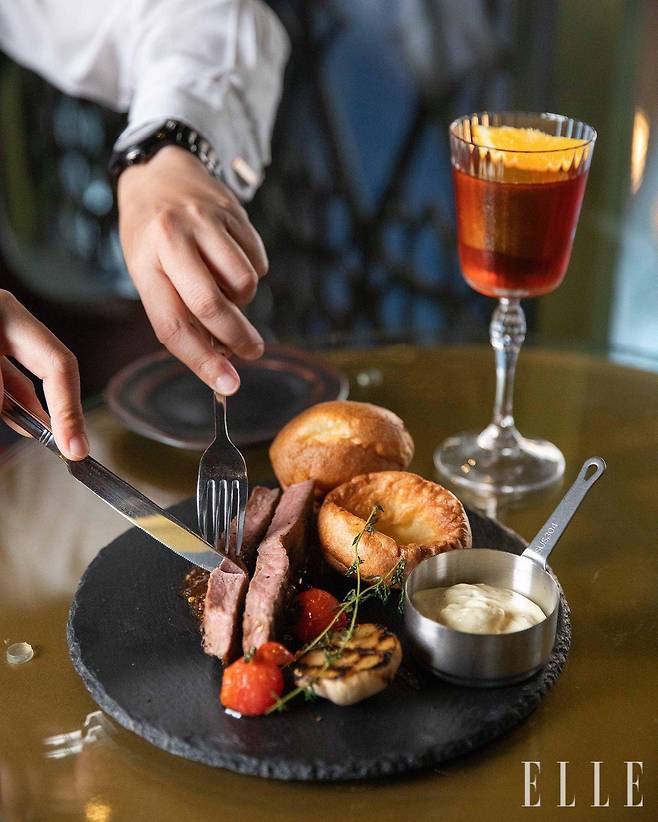 풍미 가득한 육즘에 글레이즈한 그릴드 비프를 요크셔 푸팅과 마늘 콩피, 머스타드 마요와 함께 제공하는 퓨전 스낵 ‘York Meet Jaew’.