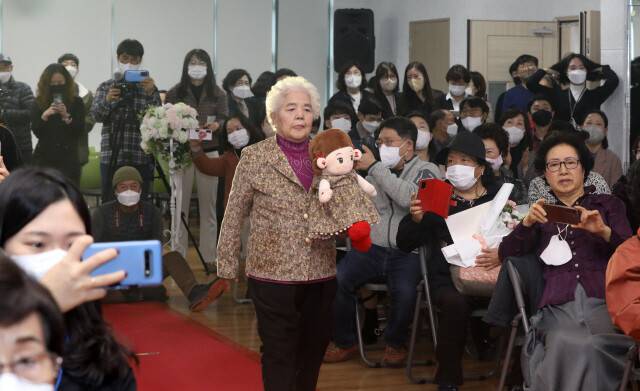 서울 구로구 궁동종합사회복지관이 2022년 11월21일 연 ‘어르신과 반려로봇이 함께하는 패션쇼’에서 돌봄로봇 효돌과 옷을 맞춰 입은 노인이 힘차게 런웨이를 걷고 있다. 사진·글 류우종 기자 wjryu@hani.co.kr