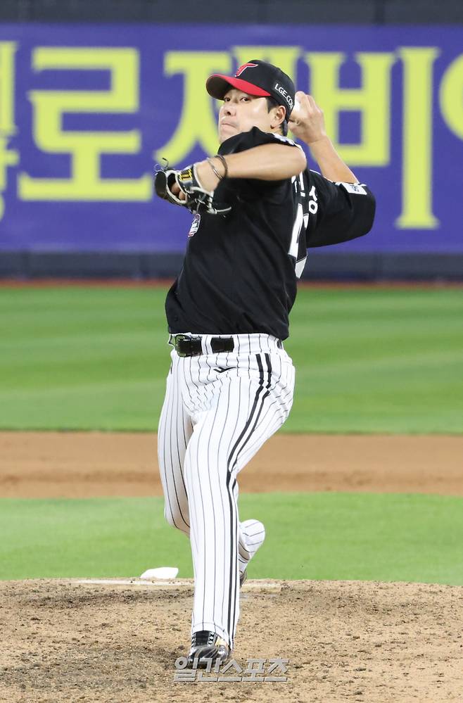 LG 트윈스와 kt위즈의 2023 KBO 한국시리즈 3차전 경기가 10일 오후 수원 KT위즈파크에서 열렸다. LG 투수 김진성이 4회 선발 임찬규에 이어 등판해 역투하고 있다. 수원=정시종 기자 capa@edaily.co.kr