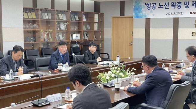 장세환 제주공항장이 24일 열린 ‘항공 노선 확충 및 제주 관광 활성화’ 협약식에 앞서 발언하고 있다.(위 중앙. 한국공항공사 제주공항 제공)