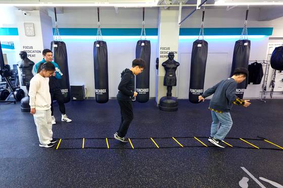 스텝레더를 이용한 민첩성 운동은 지면에 놓인 사다리를 활용해 발을 빠르게 움직이는 훈련이다.