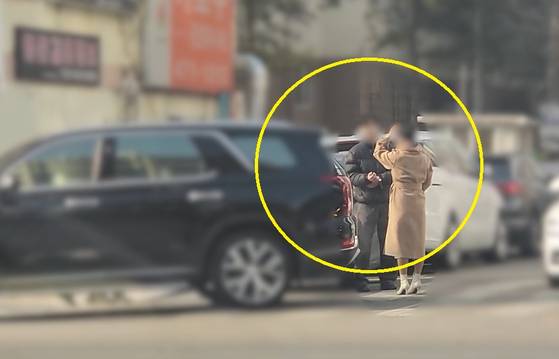 지난해 12월 대전시 서구 이면도로에서 20대 남성이 교통사고 사기범행을 저지른 뒤 운전자에게 합의금을 요구하고 있다. 사진 대전경찰청