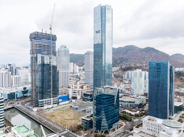 준공시기가 9개월 앞으로 다가온 부산 남구 부산국제금융센터(BIFC) 3단계(맨 왼쪽) 건물을 비롯한 BIFC 전경. 이원준 기자
